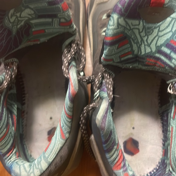 Lebron 11 Basketball Shoes - Picture 6 of 9